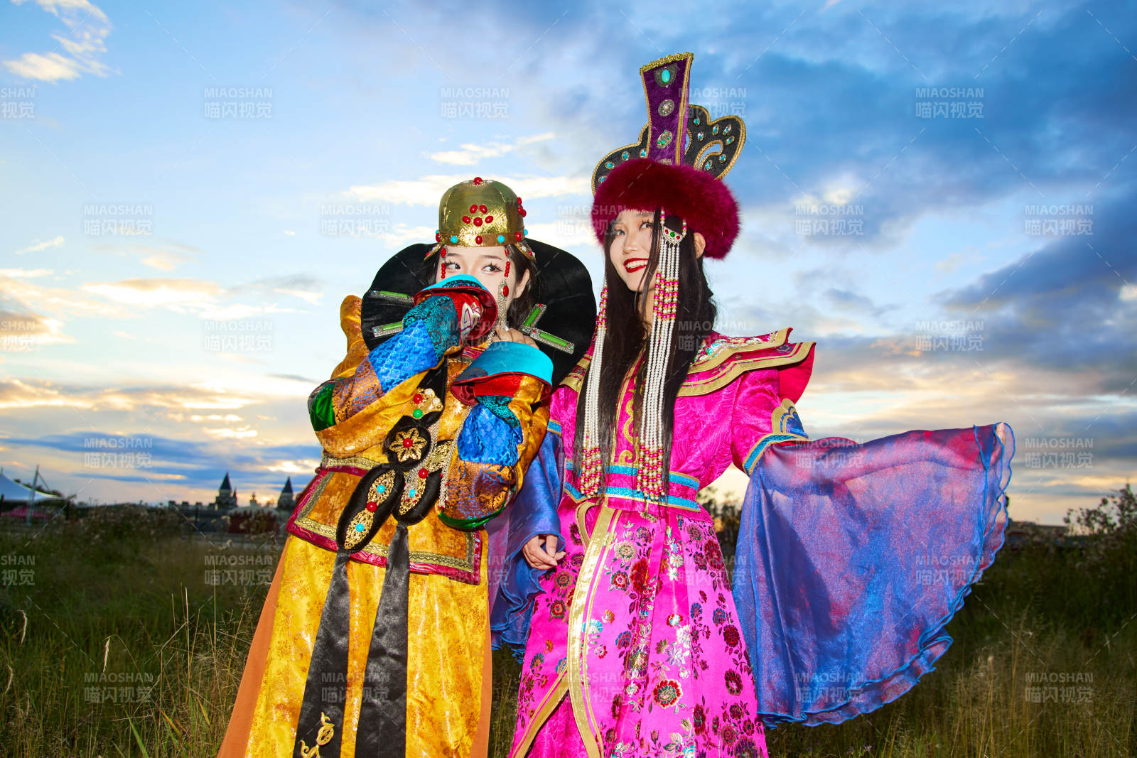 身穿蒙古族部落傳統服飾的兩位蒙古族姑娘
