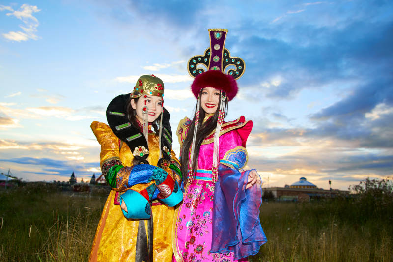 身穿蒙古族部落传统服饰的两位蒙古族姑娘