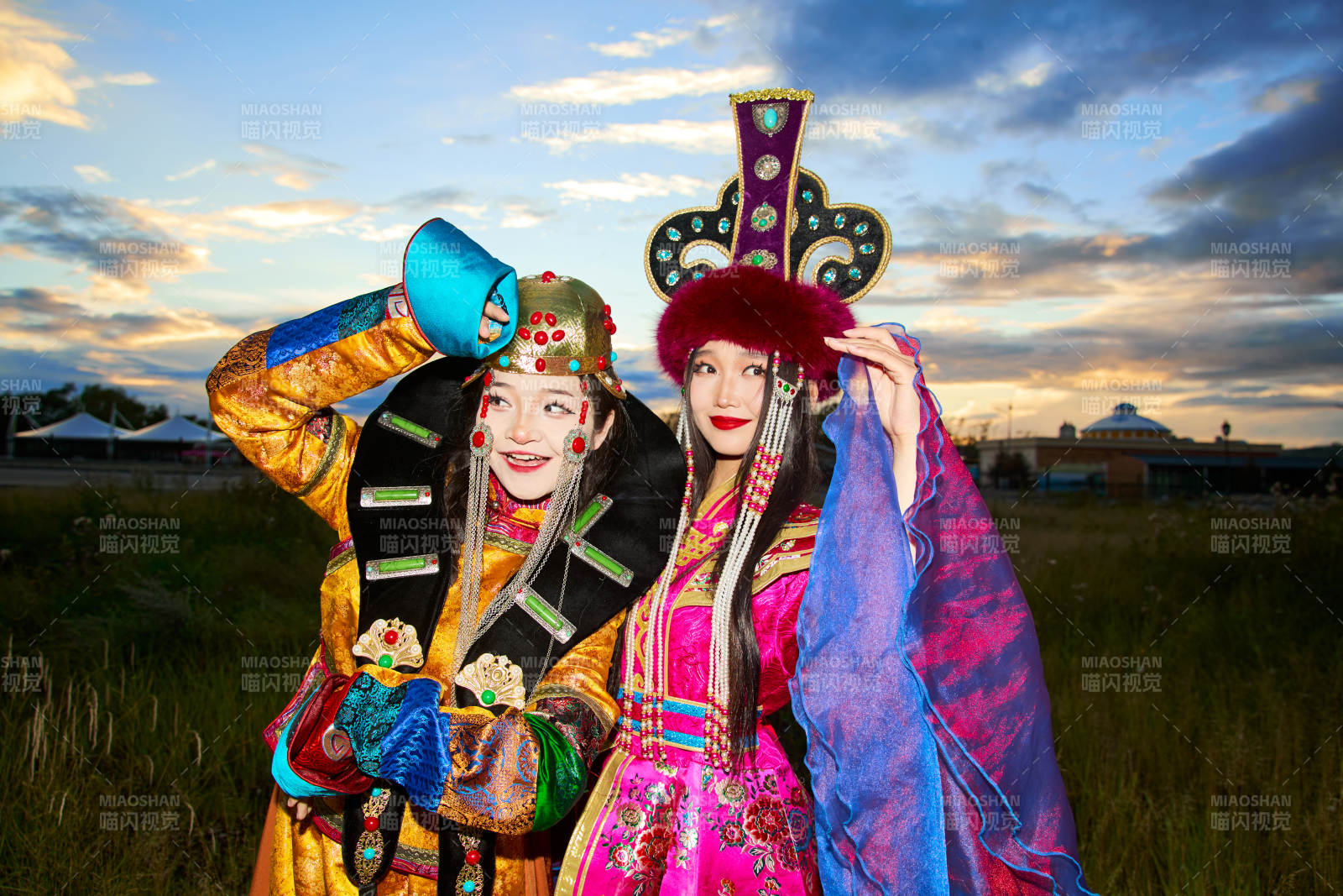 身穿蒙古族部落傳統(tǒng)服飾的兩位蒙古族姑娘