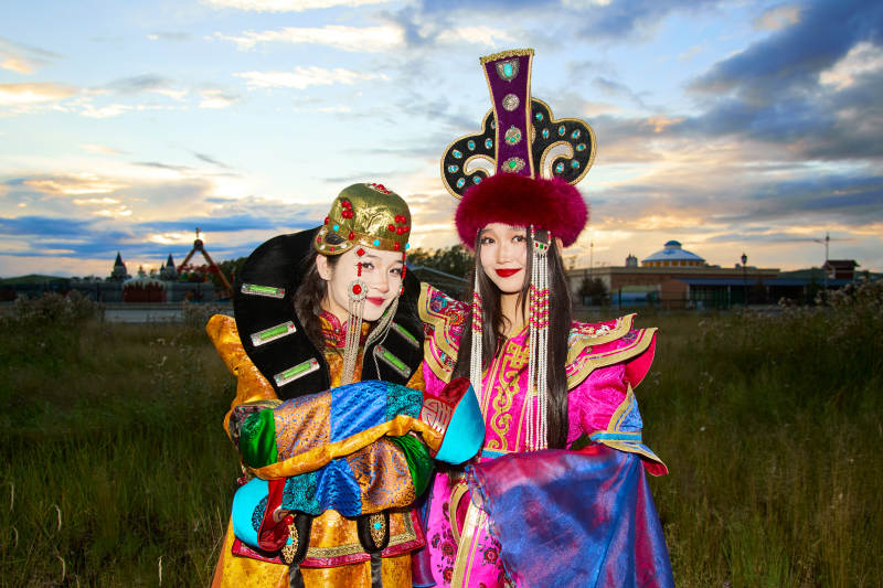 身穿蒙古族部落传统服饰的两位蒙古族姑娘