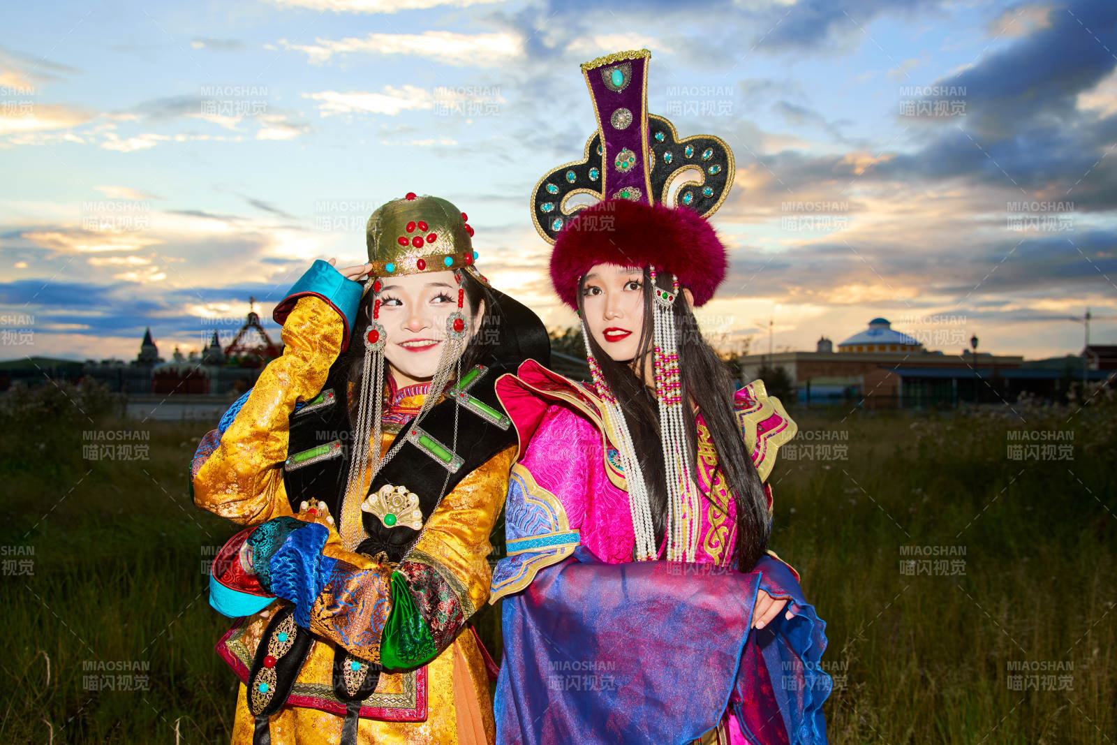 身穿蒙古族部落傳統服飾的兩位蒙古族姑娘