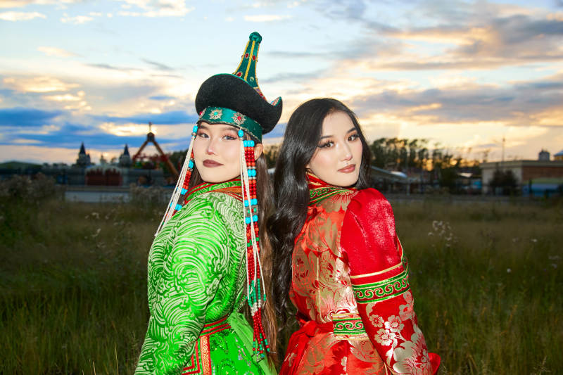身穿蒙古族部落传统服饰的两位蒙古族姑娘