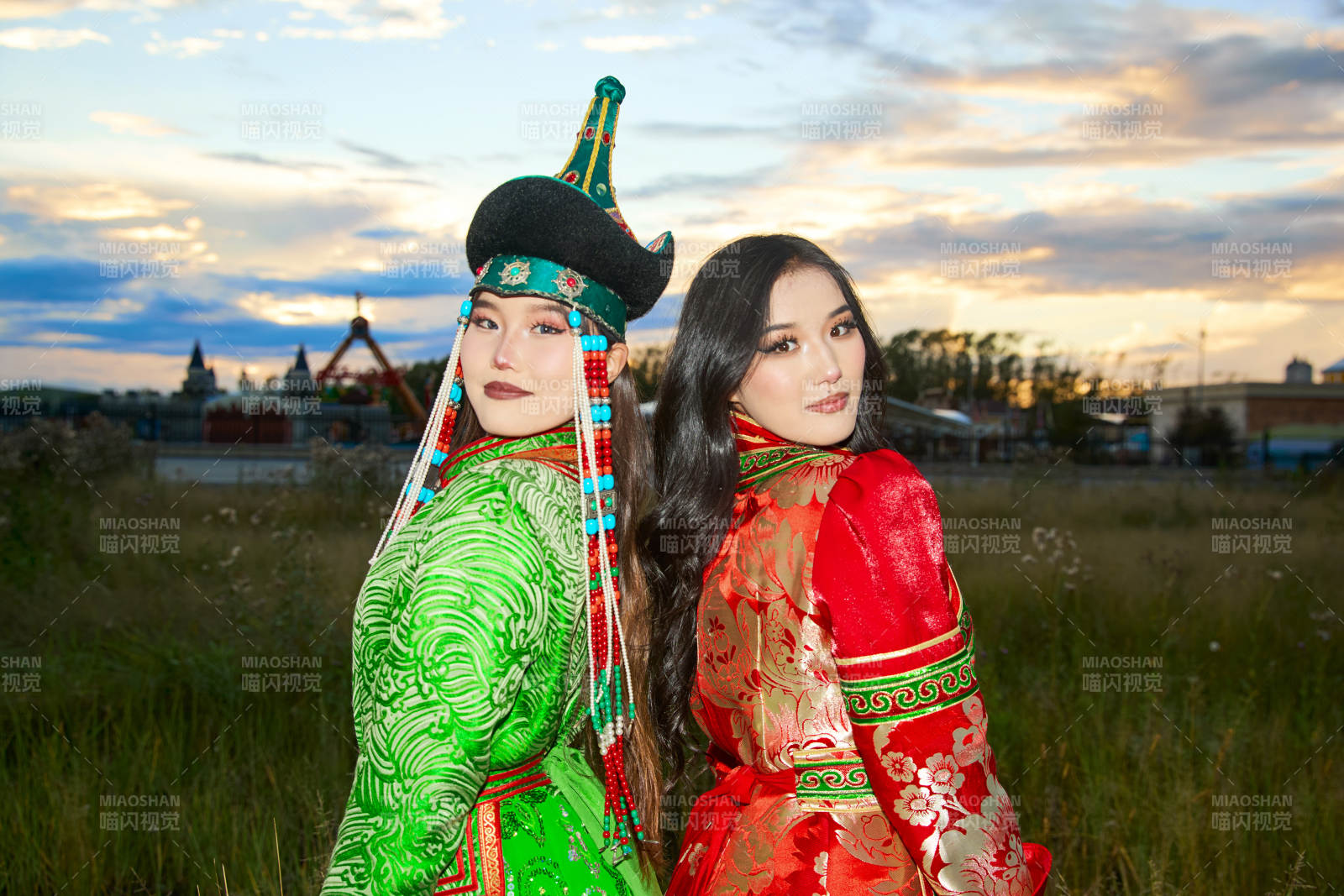 身穿蒙古族部落传统服饰的两位蒙古族姑娘