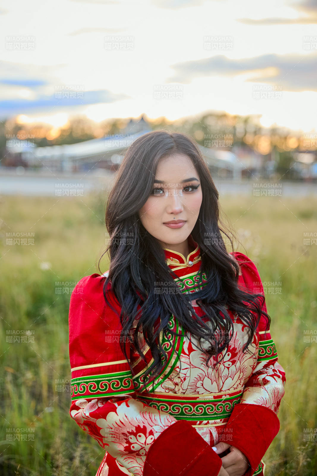 穿着蒙古族鄂尔多斯部落传统服饰的蒙族姑娘