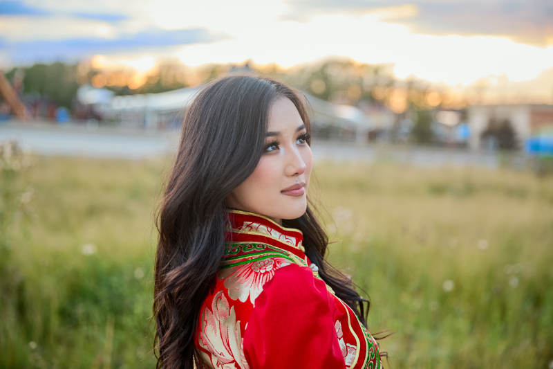 穿着蒙古族鄂尔多斯部落传统服饰的蒙族姑娘