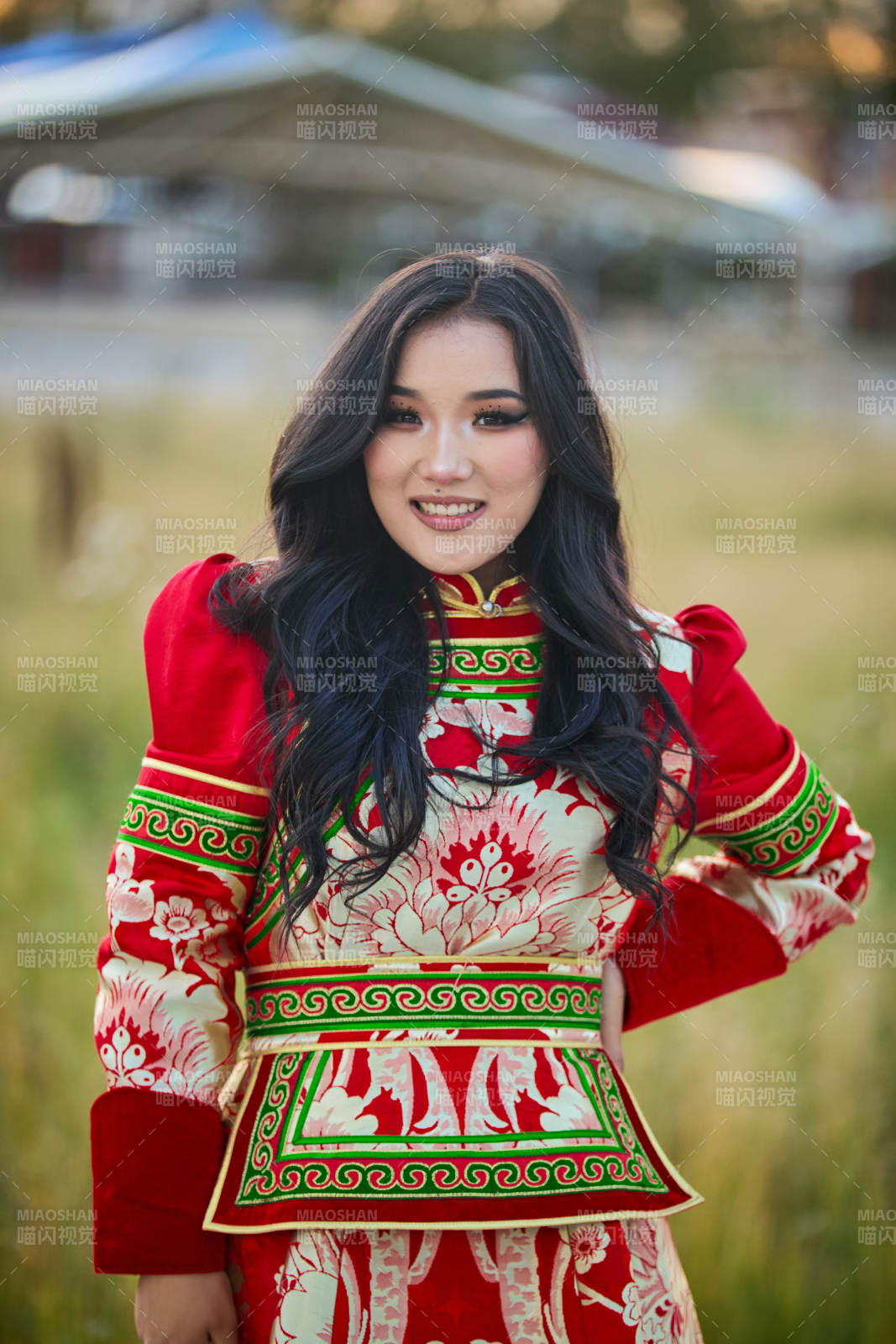 穿著蒙古族鄂爾多斯部落傳統服飾的蒙族姑娘