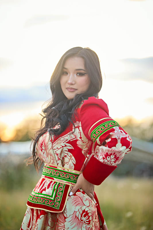 穿着蒙古族鄂尔多斯部落传统服饰的蒙族姑娘