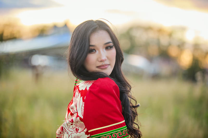 穿着蒙古族鄂尔多斯部落传统服饰的蒙族姑娘