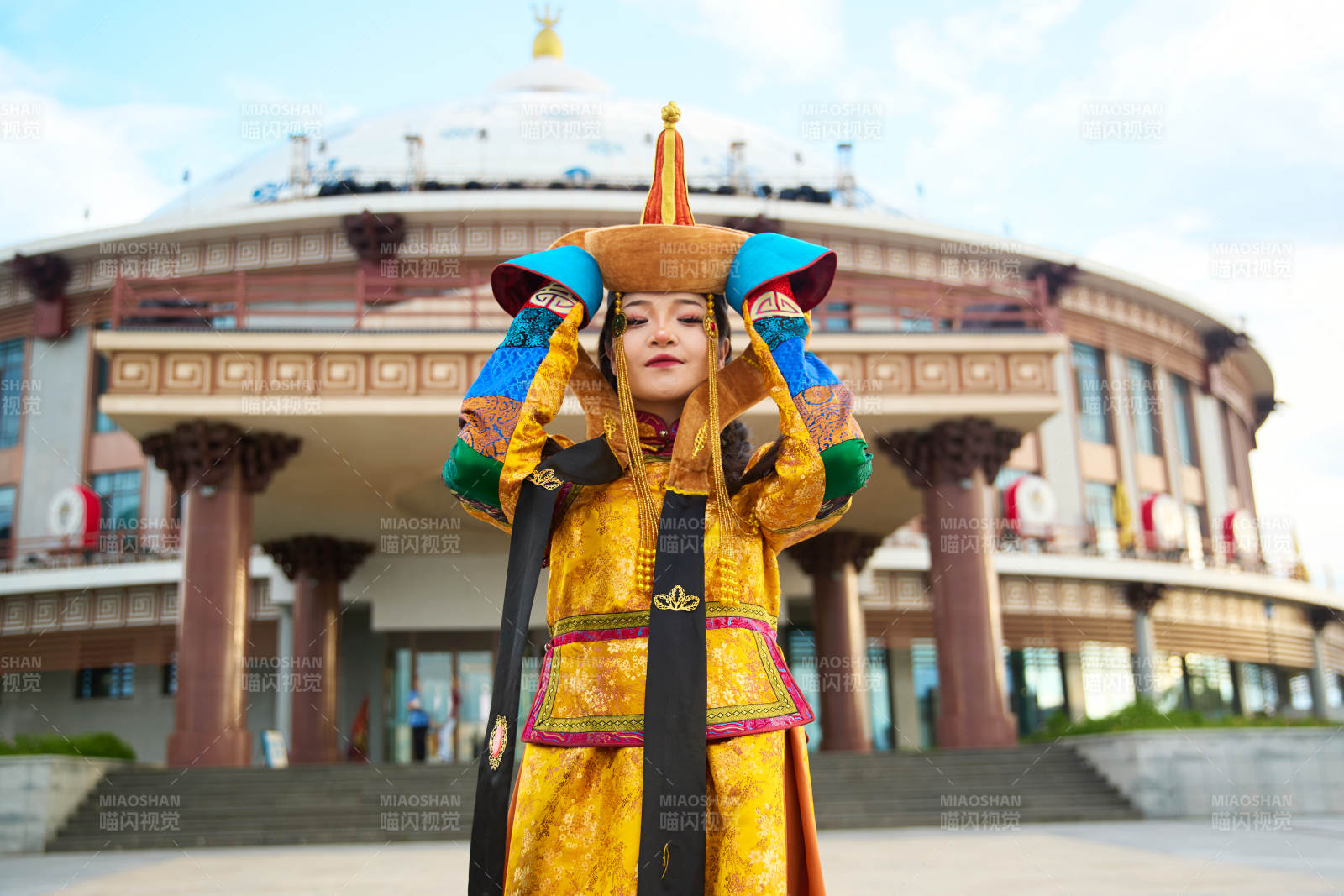 身穿蒙古族喀尔喀部落传统服饰的蒙族姑娘