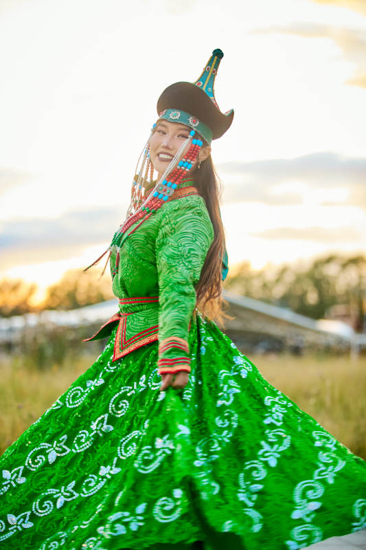 身穿蒙古族巴尔虎部落传统服饰的蒙族姑娘