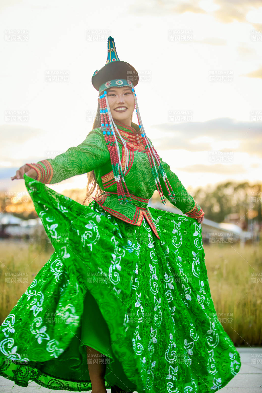 身穿蒙古族巴爾虎部落傳統(tǒng)服飾的蒙族姑娘