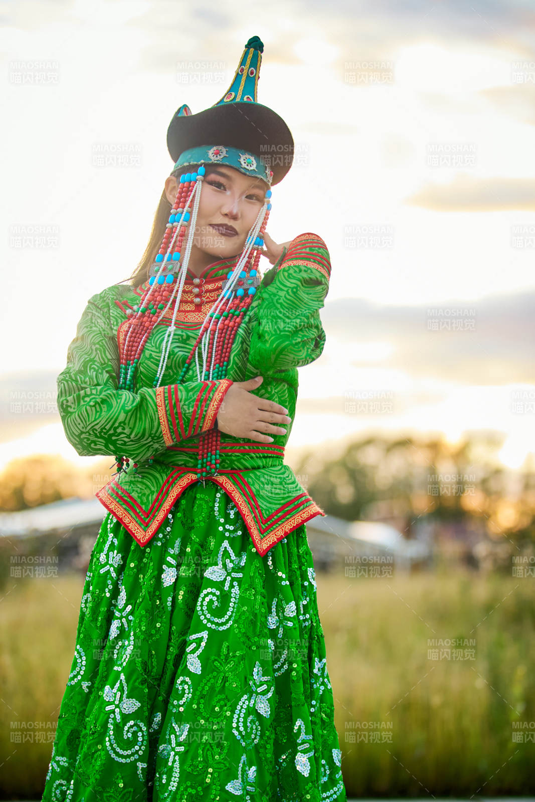 身穿蒙古族巴爾虎部落傳統服飾的蒙族姑娘