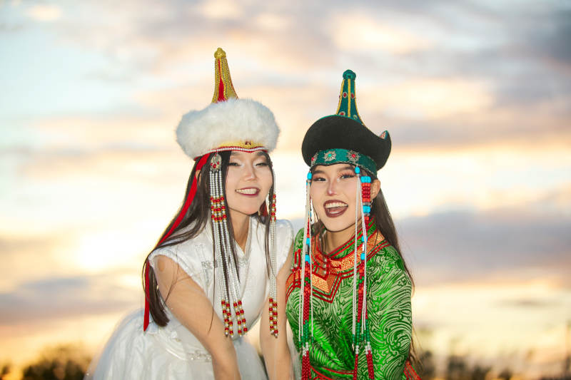 身穿蒙古族部落传统服饰的两位蒙古族姑娘
