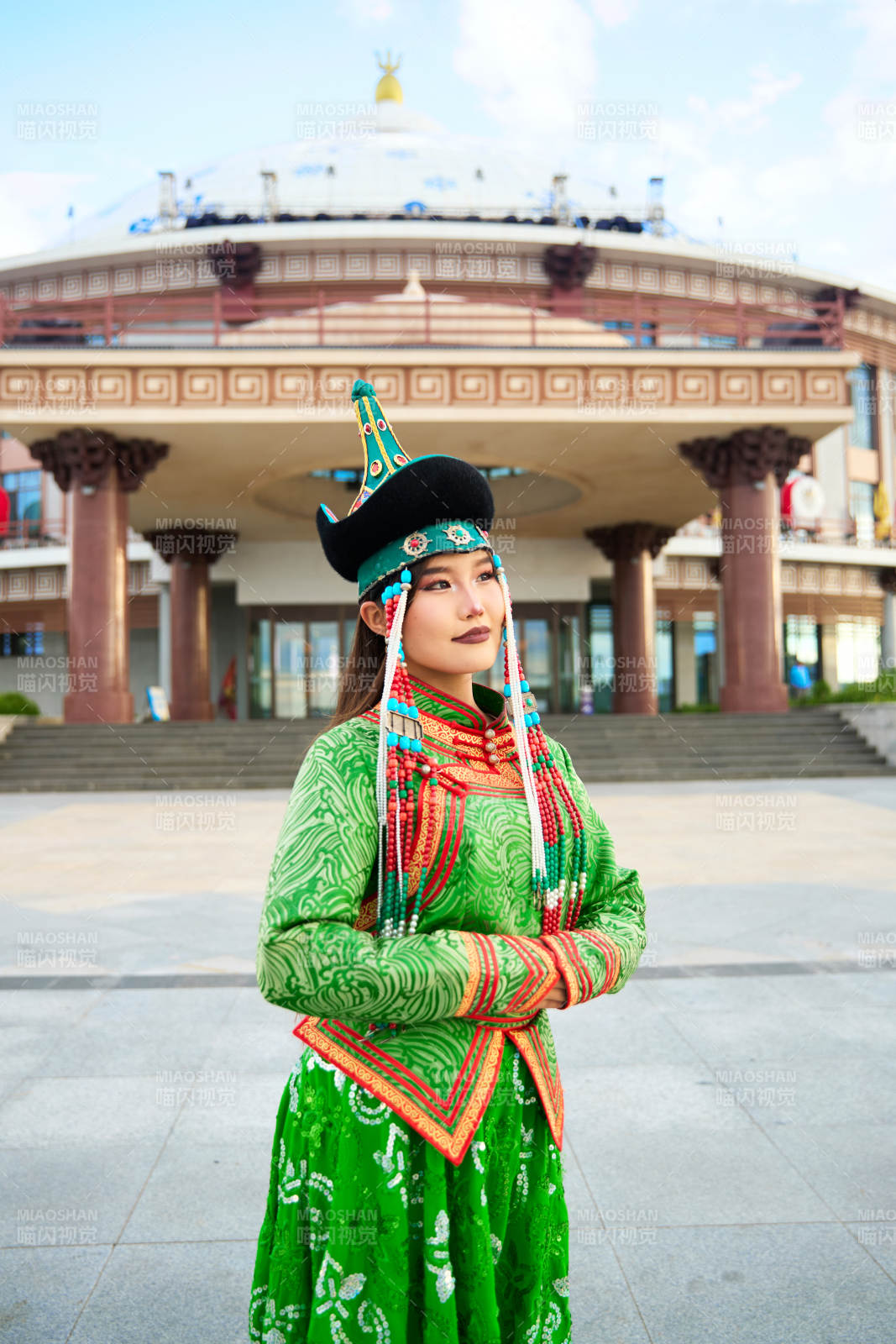 身穿蒙古族巴爾虎部落傳統服飾的蒙族姑娘