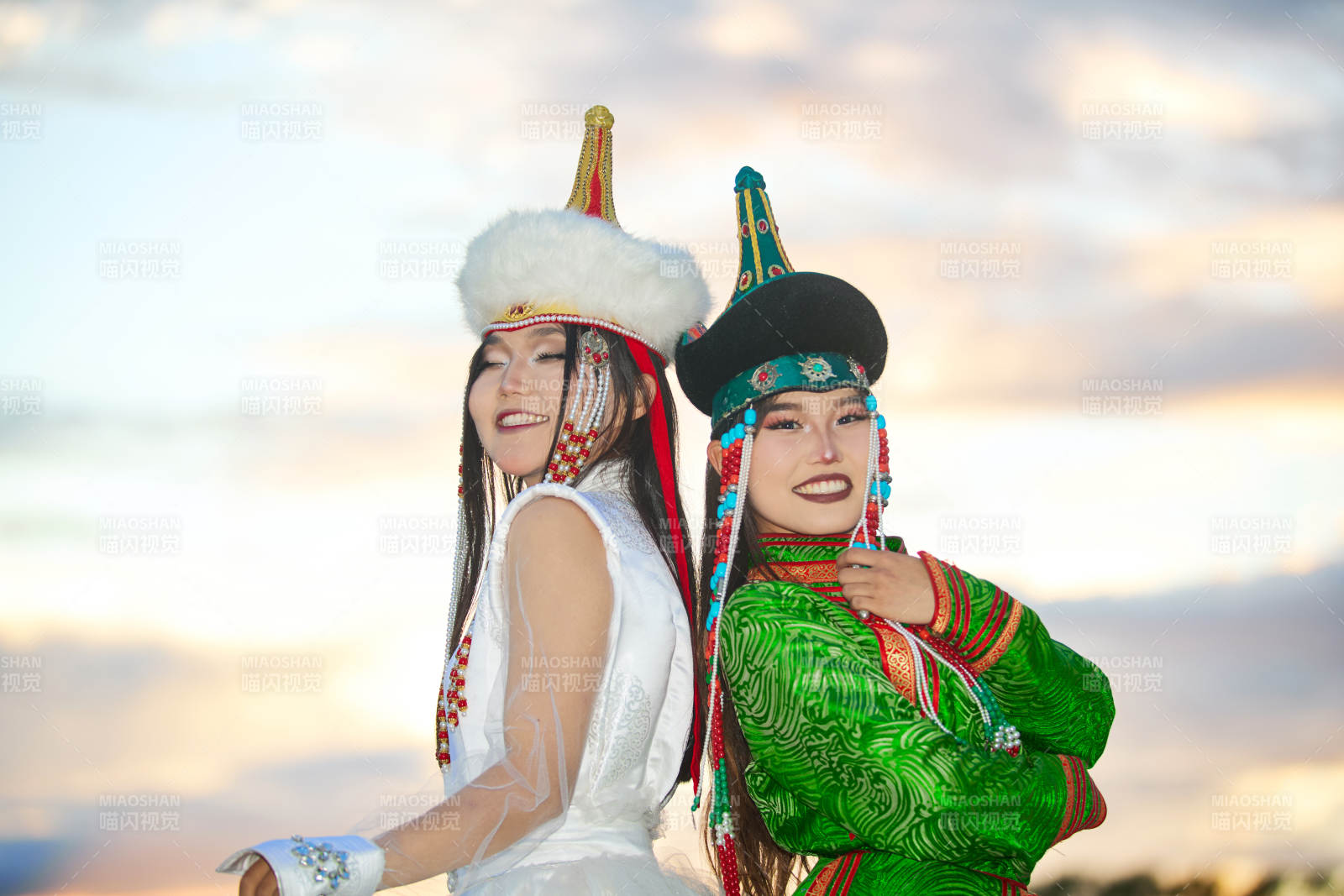 身穿蒙古族部落传统服饰的两位蒙古族姑娘图片