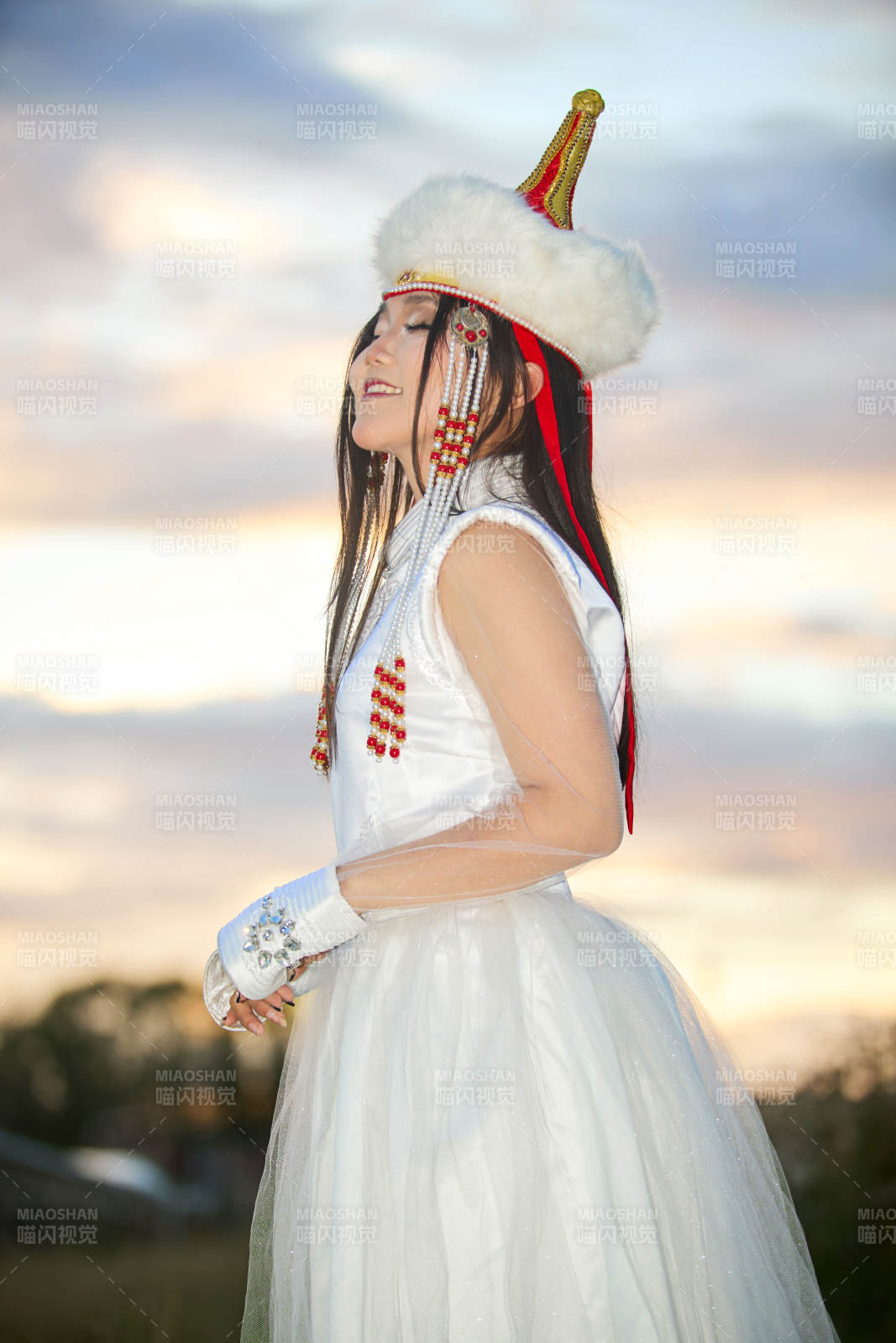 穿着蒙古族达尔罕部落传统服饰的蒙族姑娘