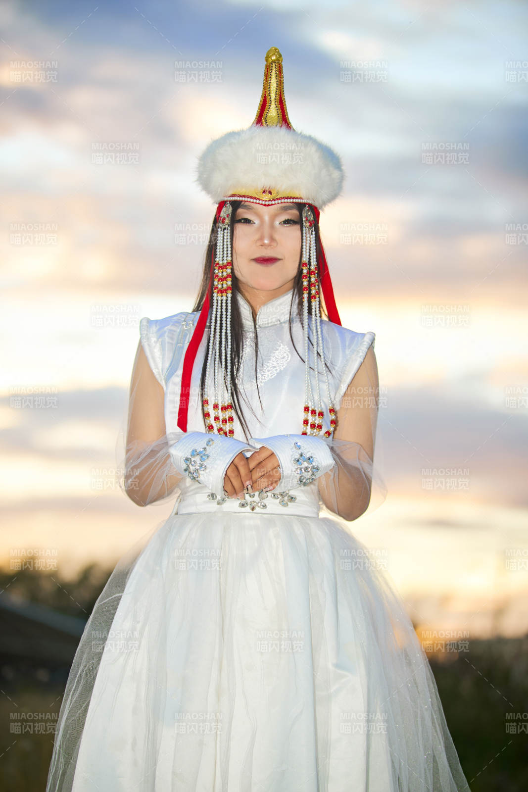 穿着蒙古族达尔罕部落传统服饰的蒙族姑娘