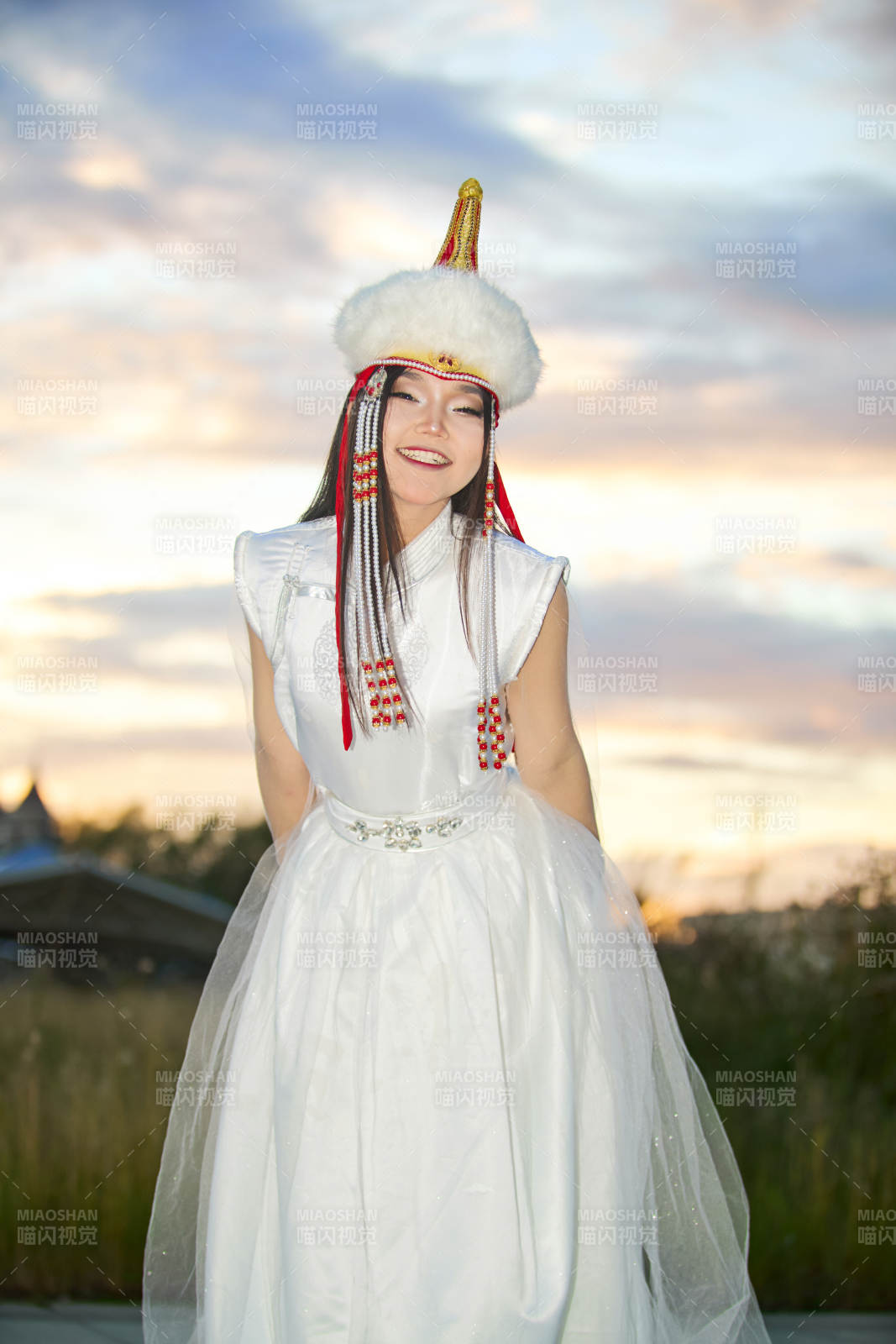 穿著蒙古族達(dá)爾罕部落傳統(tǒng)服飾的蒙族姑娘