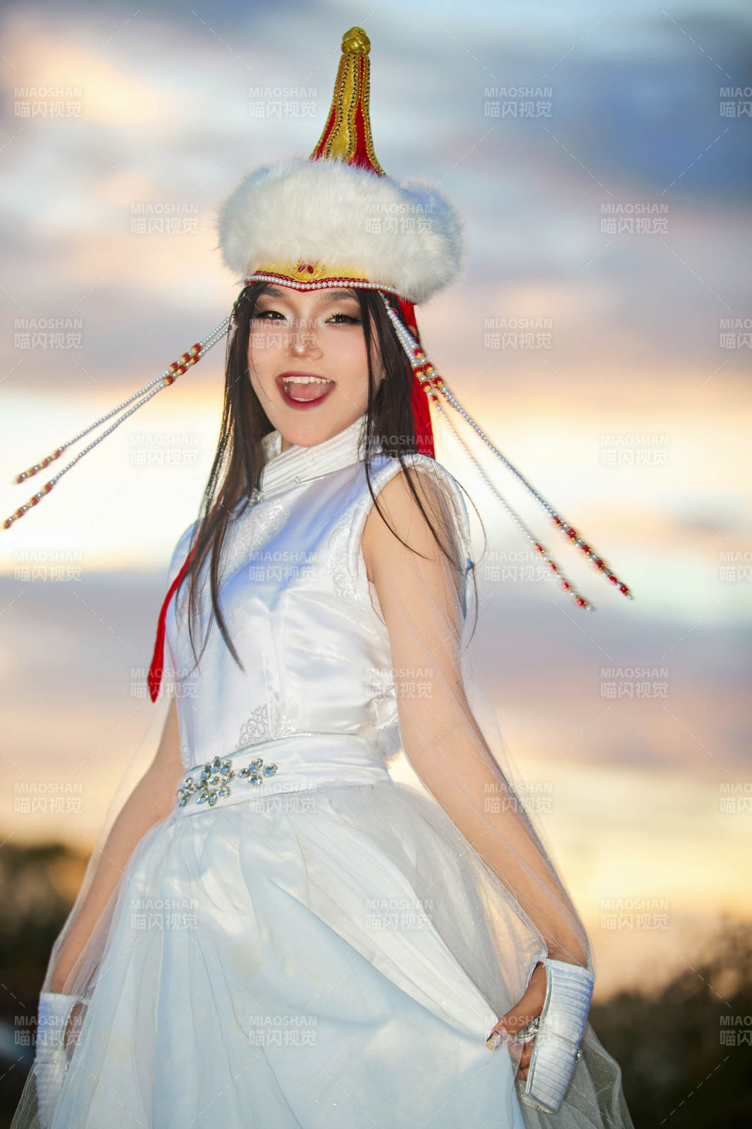 穿着蒙古族达尔罕部落传统服饰的蒙族姑娘