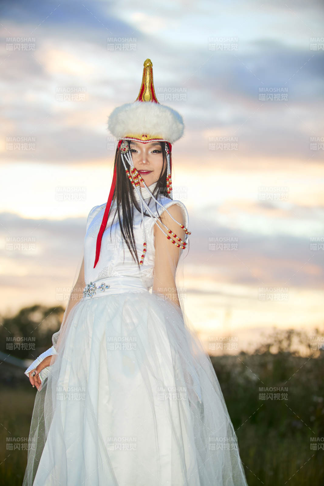 穿著蒙古族達爾罕部落傳統服飾的蒙族姑娘