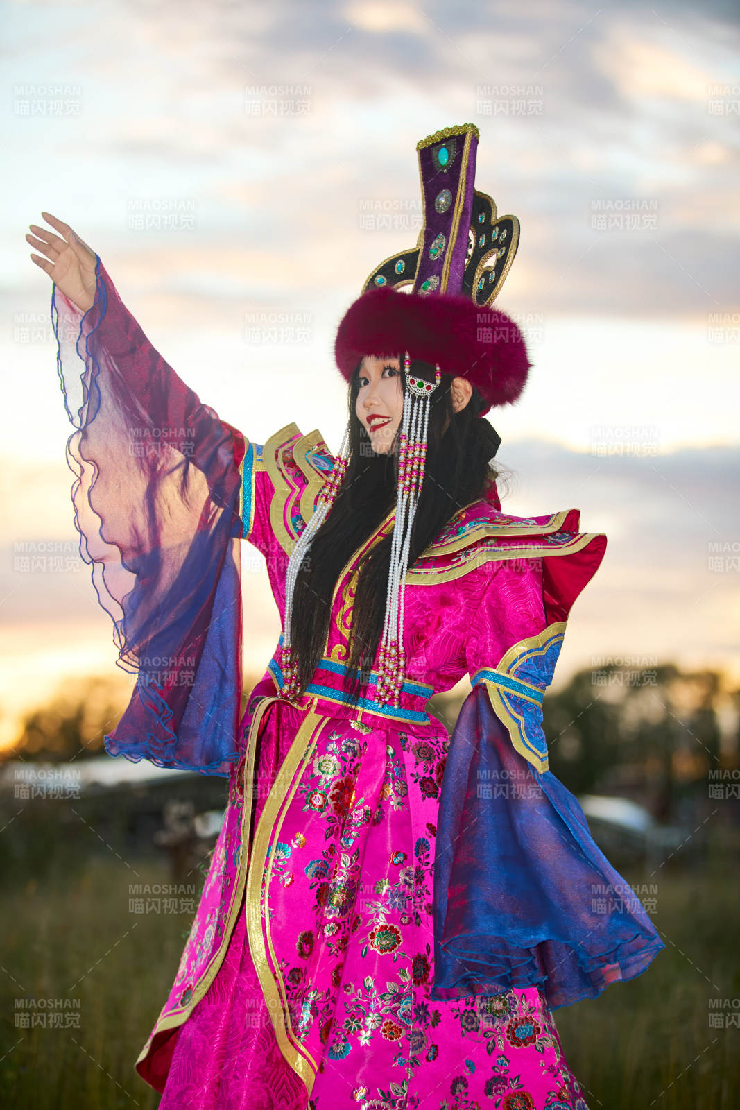 身穿蒙古族不里亞特部落傳統服飾的蒙族姑娘