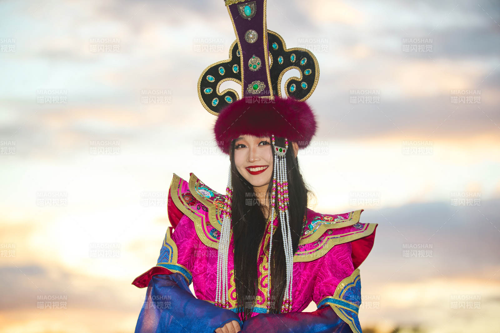 身穿蒙古族不里亚特部落传统服饰的蒙族姑娘