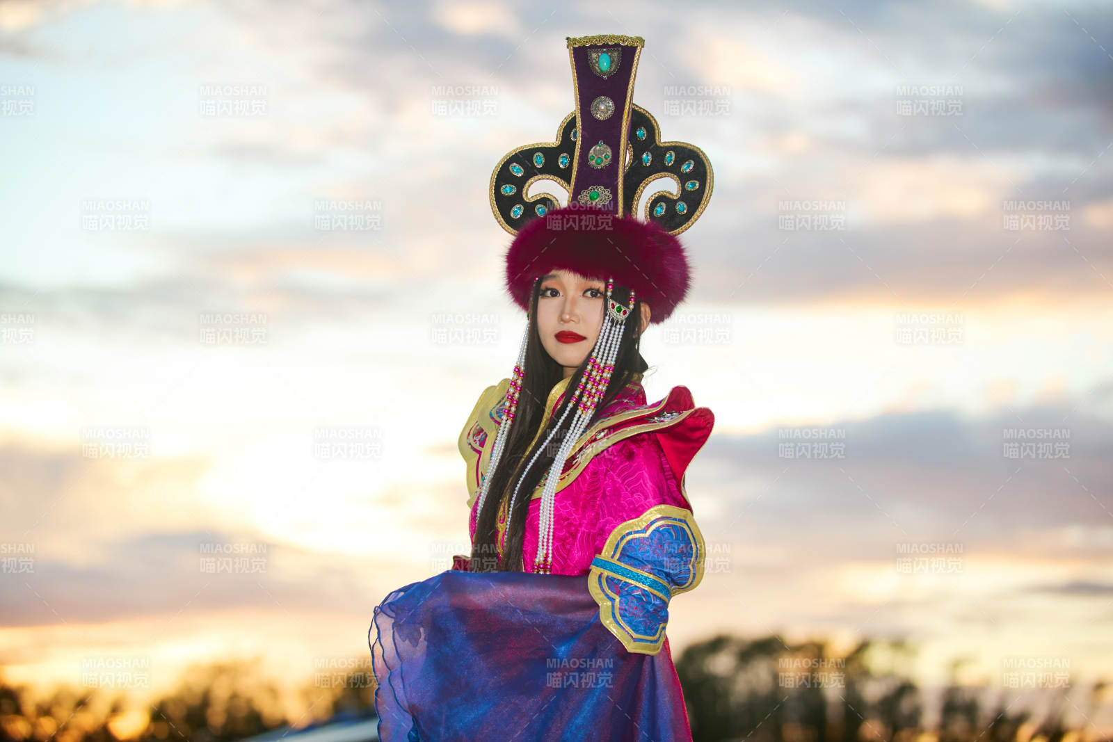 身穿蒙古族不里亞特部落傳統(tǒng)服飾的蒙族姑娘