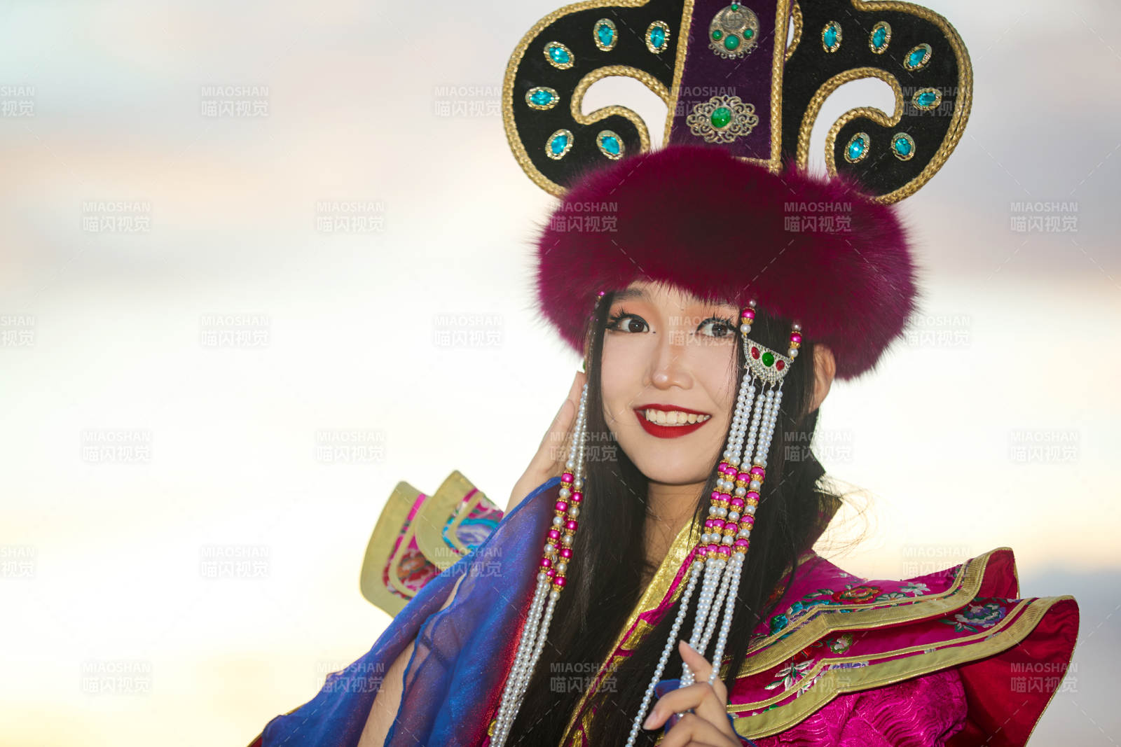 身穿蒙古族不里亞特部落傳統(tǒng)服飾的蒙族姑娘