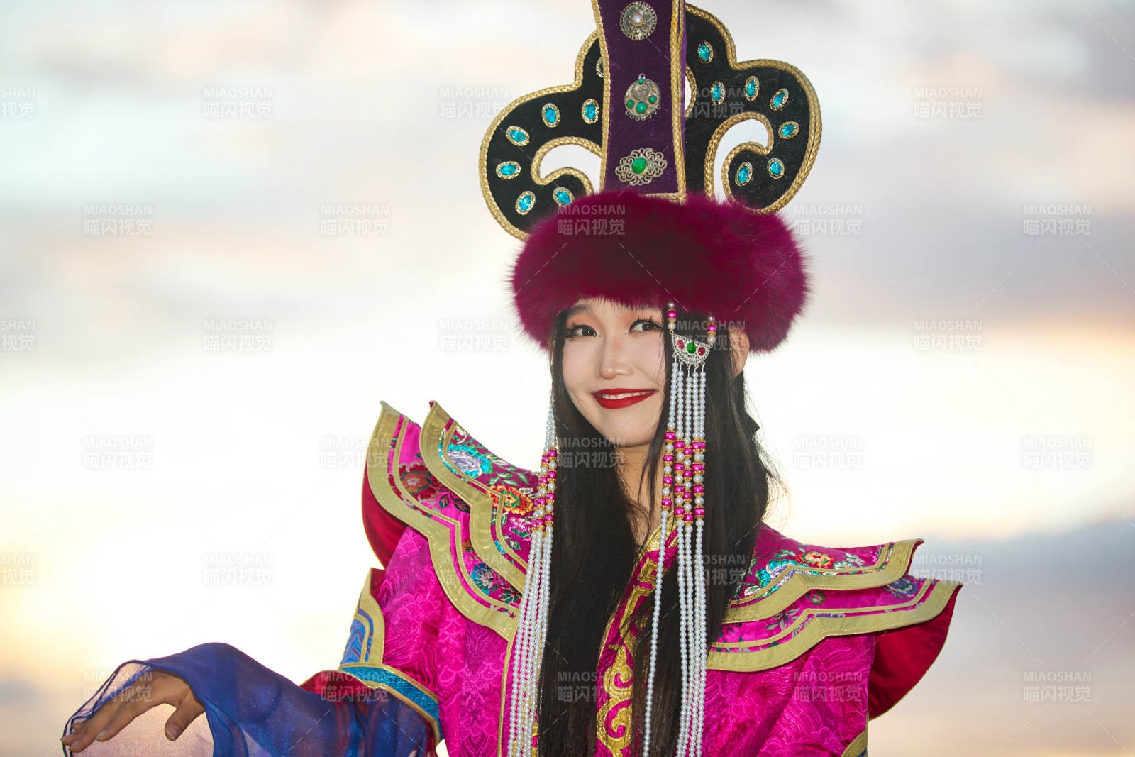 身穿蒙古族不里亞特部落傳統服飾的蒙族姑娘