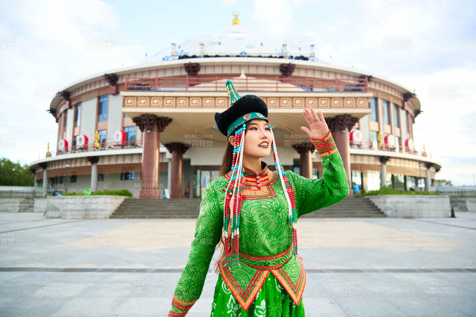 身穿蒙古族巴爾虎部落傳統(tǒng)服飾的蒙族姑娘