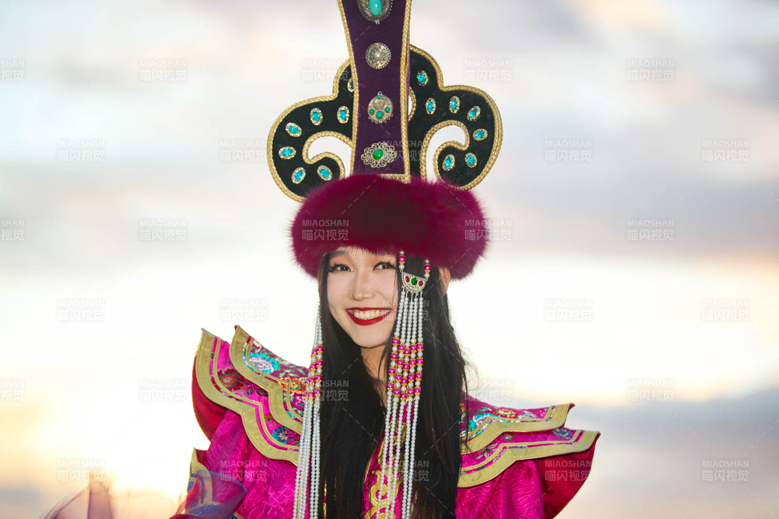 身穿蒙古族不里亞特部落傳統服飾的蒙族姑娘