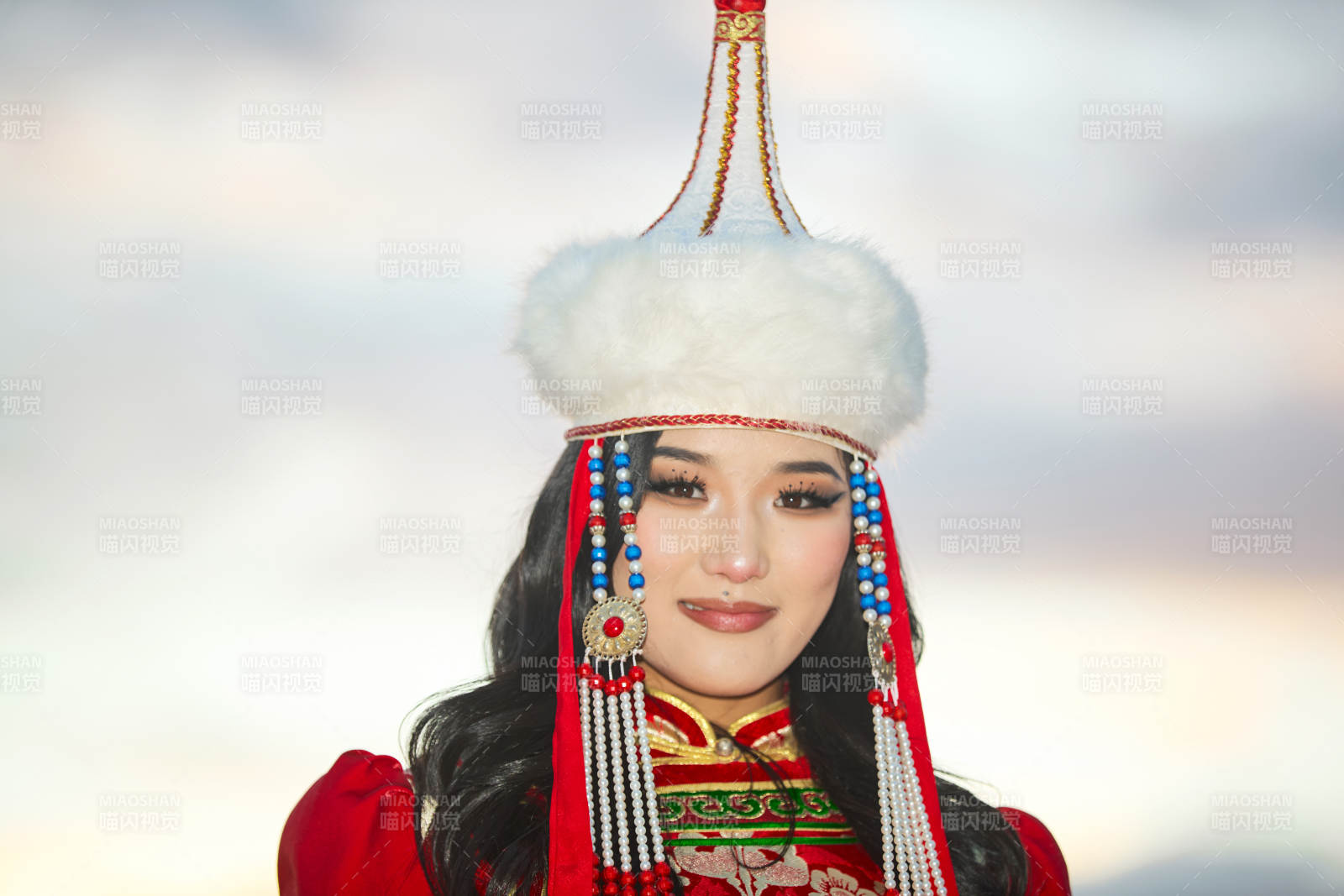 身穿蒙古族部落華麗傳統服飾的蒙族姑娘