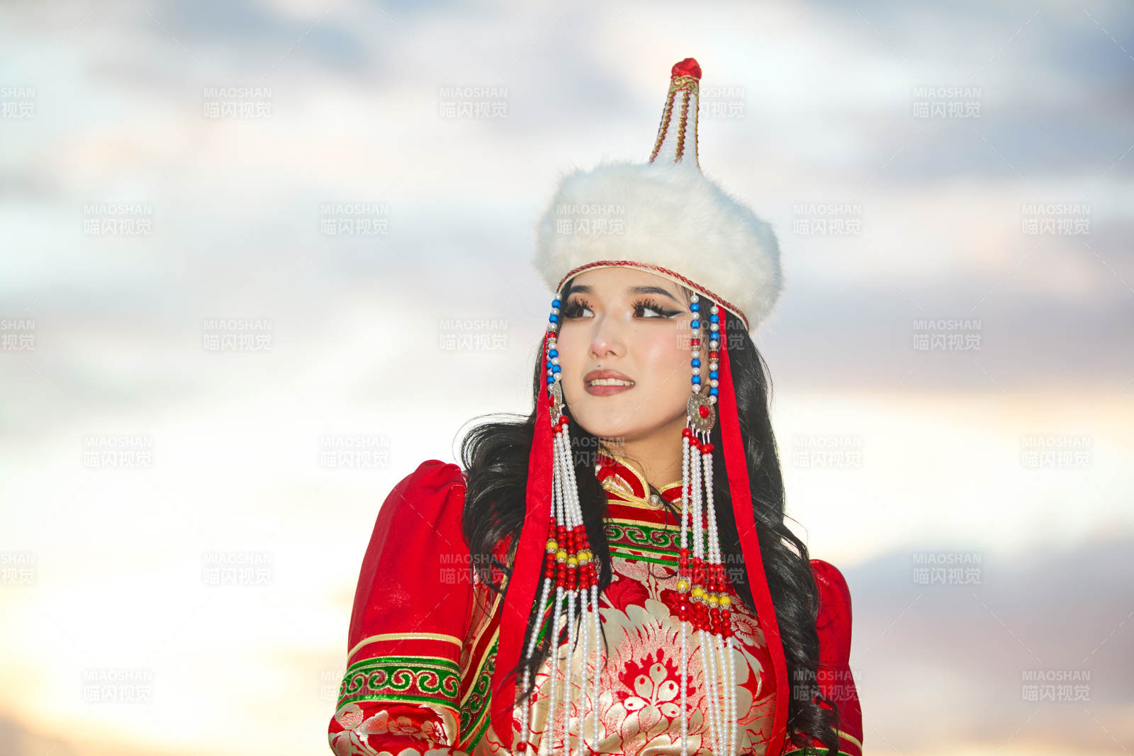 身穿蒙古族部落華麗傳統服飾的蒙族姑娘