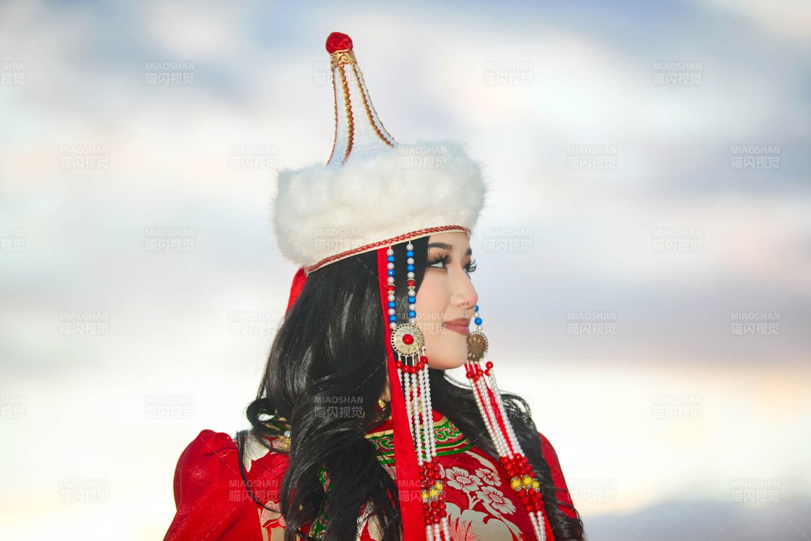 身穿蒙古族部落華麗傳統(tǒng)服飾的蒙族姑娘