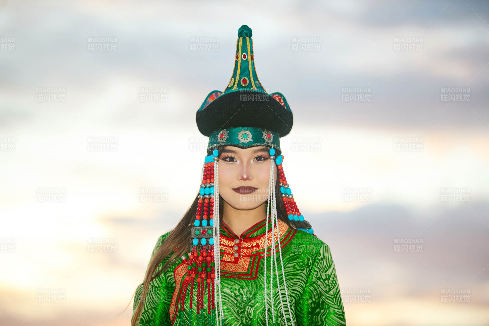 身穿蒙古族部落華麗傳統(tǒng)服飾的蒙族姑娘