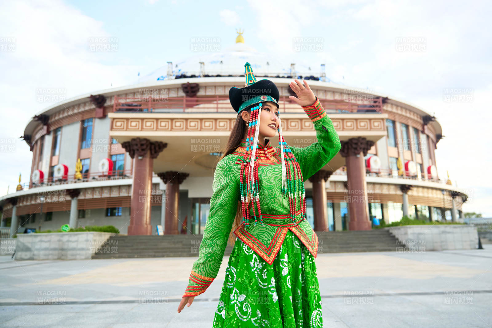 身穿蒙古族巴爾虎部落傳統(tǒng)服飾的蒙族姑娘