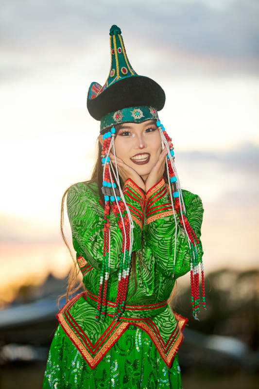 身穿蒙古族部落华丽传统服饰的蒙族姑娘