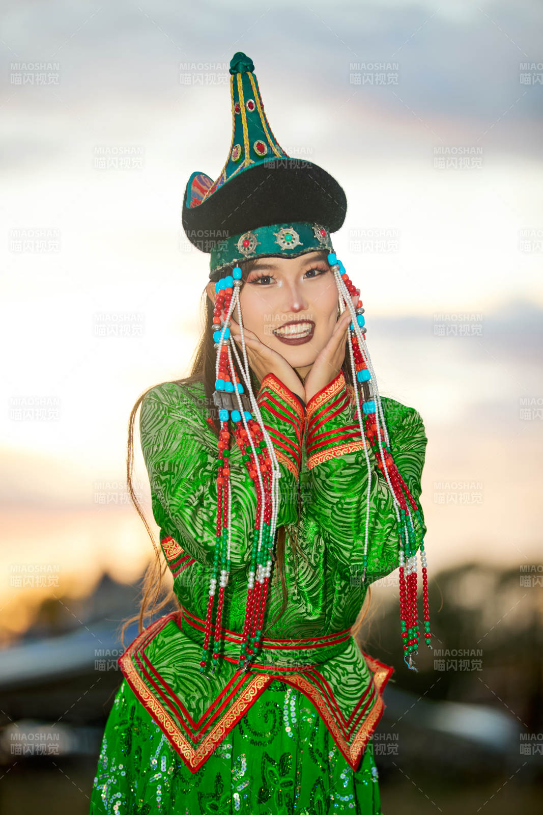 身穿蒙古族部落華麗傳統服飾的蒙族姑娘