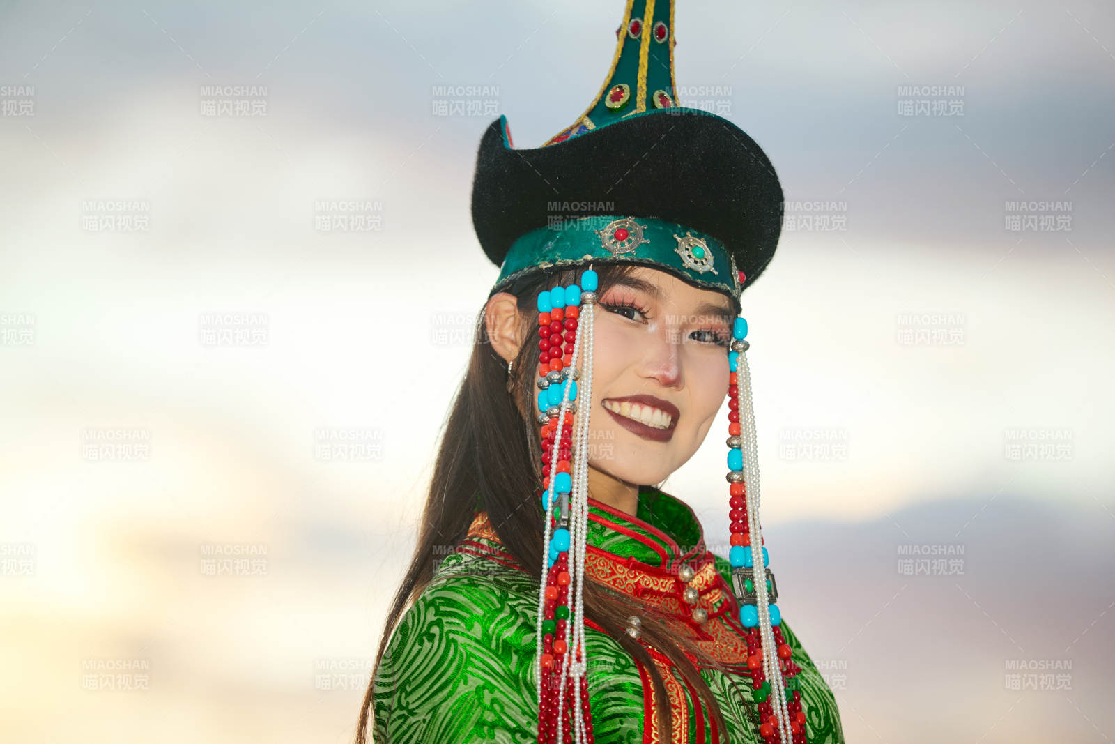 身穿蒙古族部落華麗傳統(tǒng)服飾的蒙族姑娘