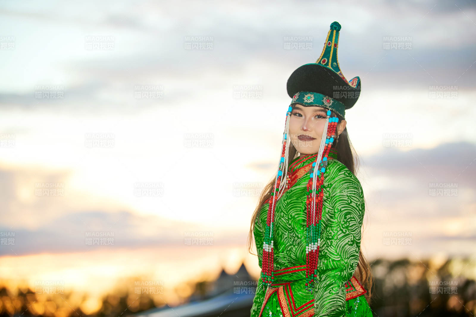 身穿蒙古族部落華麗傳統(tǒng)服飾的蒙族姑娘