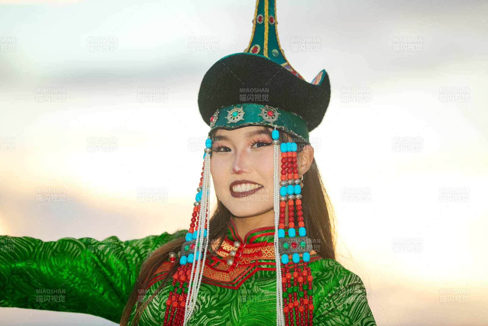 身穿蒙古族部落華麗傳統(tǒng)服飾的蒙族姑娘