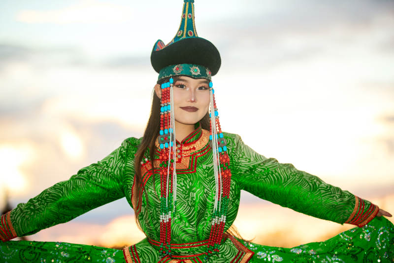 身穿蒙古族部落华丽传统服饰的蒙族姑娘