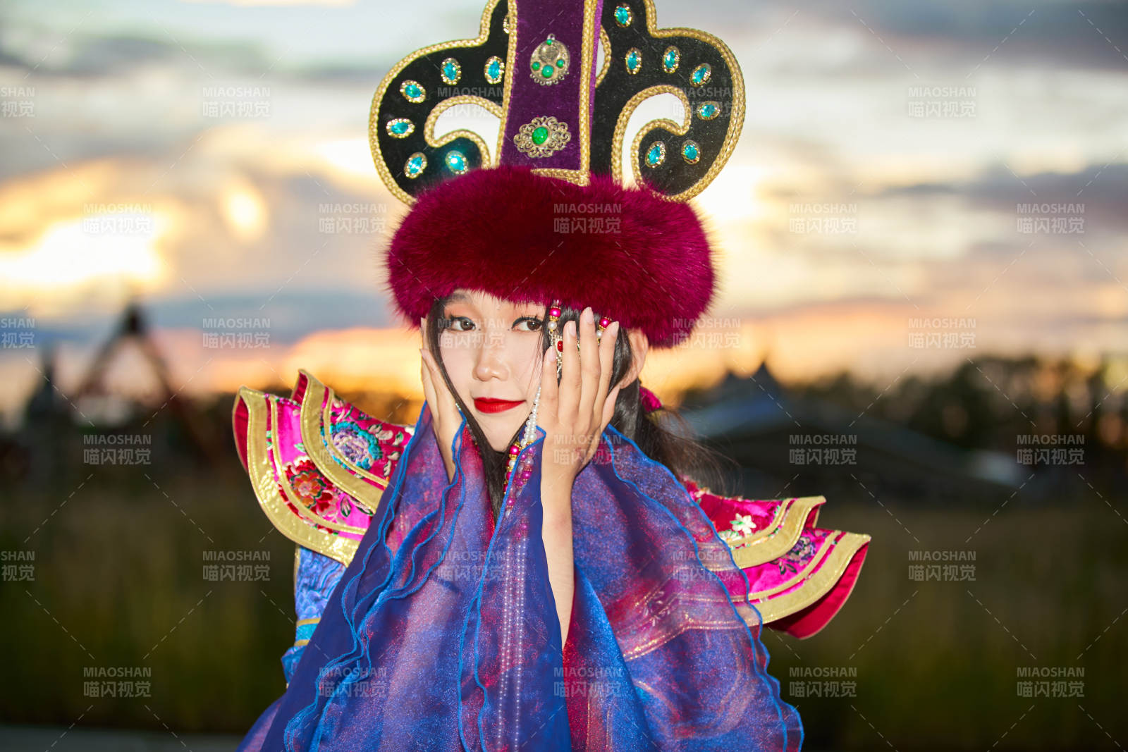 身穿蒙古族部落华丽传统服饰的蒙族姑娘