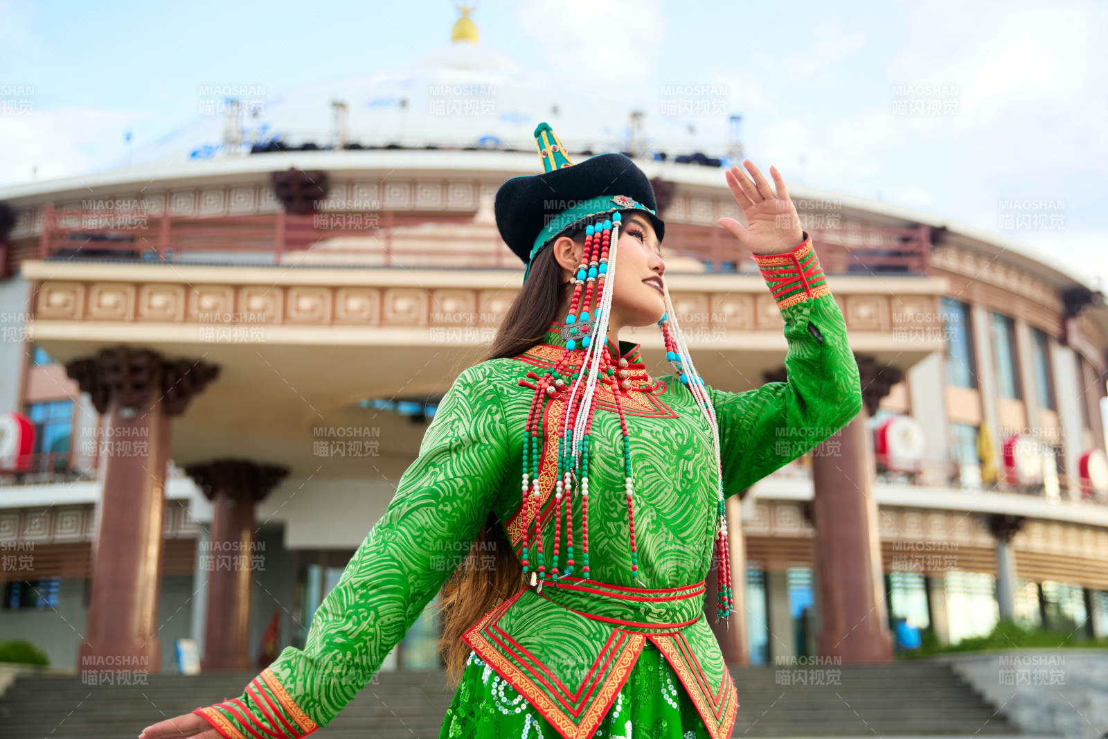 身穿蒙古族巴尔虎部落传统服饰的蒙族姑娘