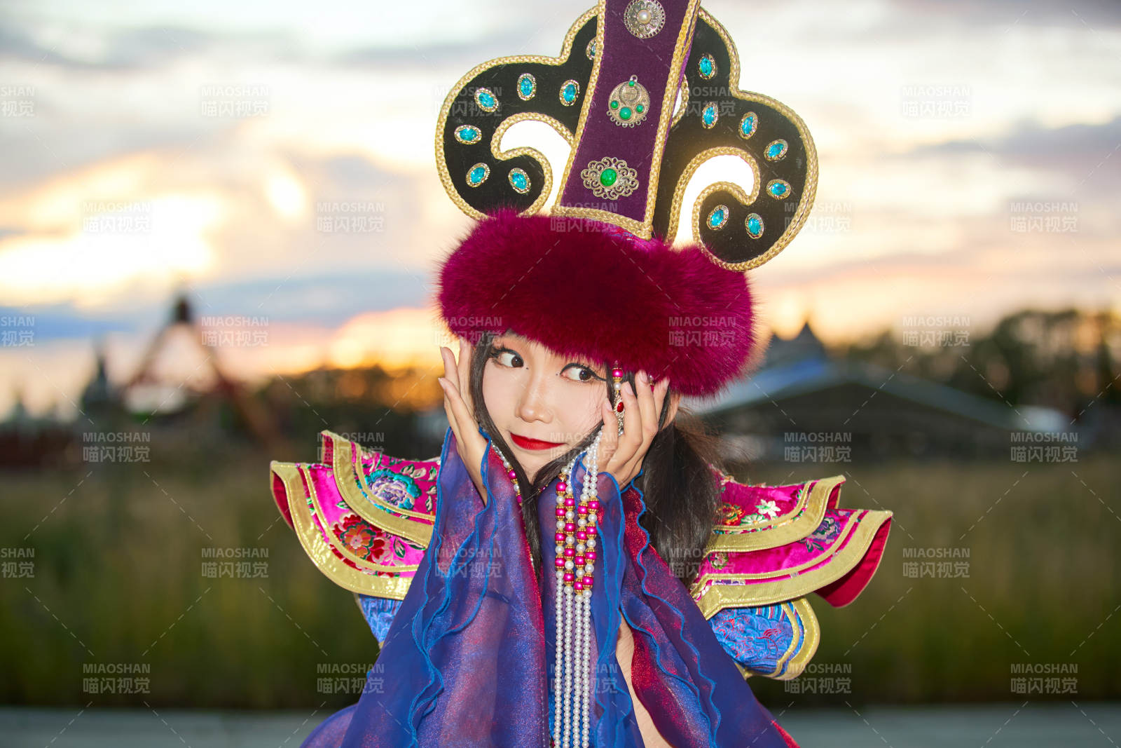 身穿蒙古族部落華麗傳統服飾的蒙族姑娘