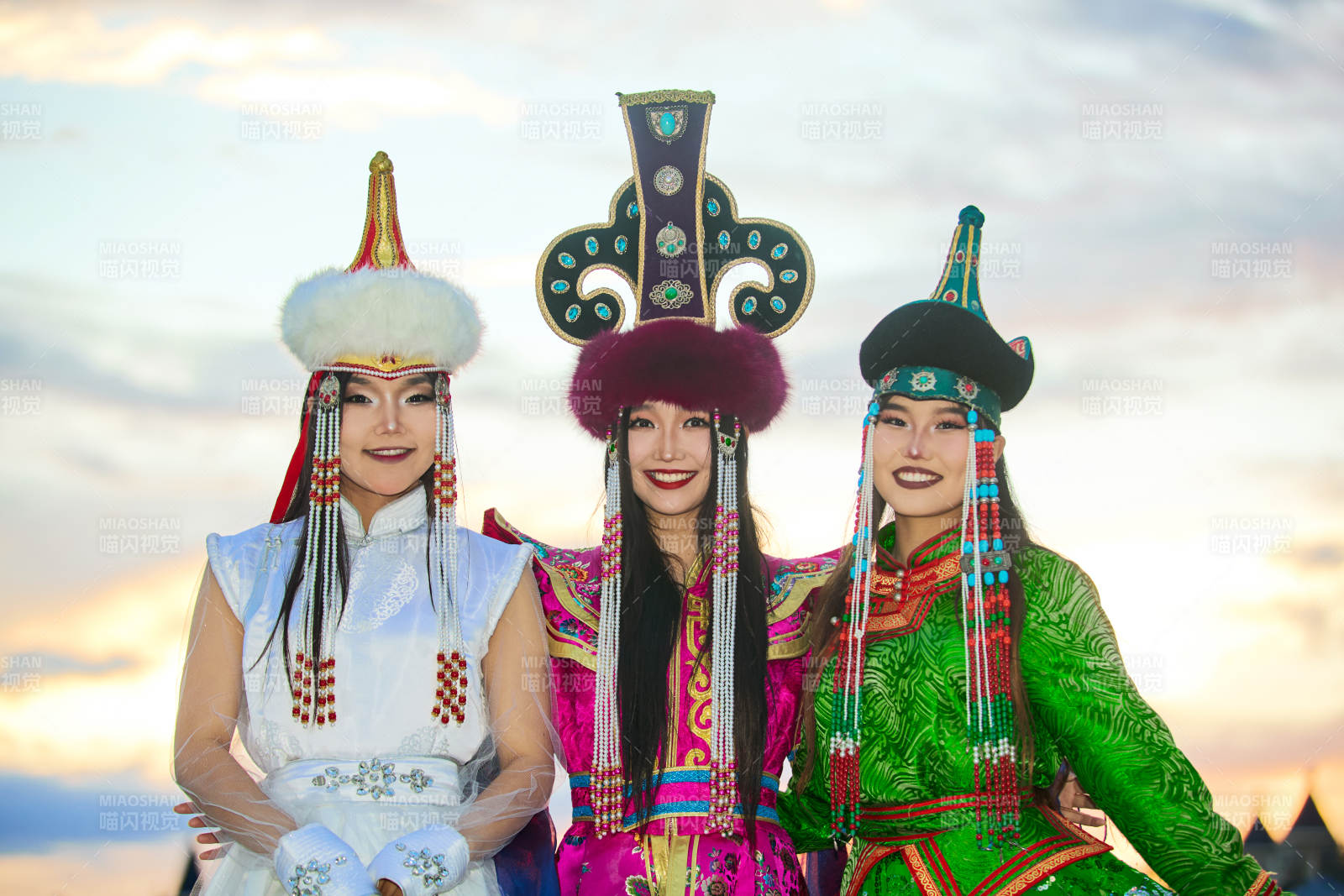 身穿蒙古族部落傳統服飾的三位蒙古族姑娘