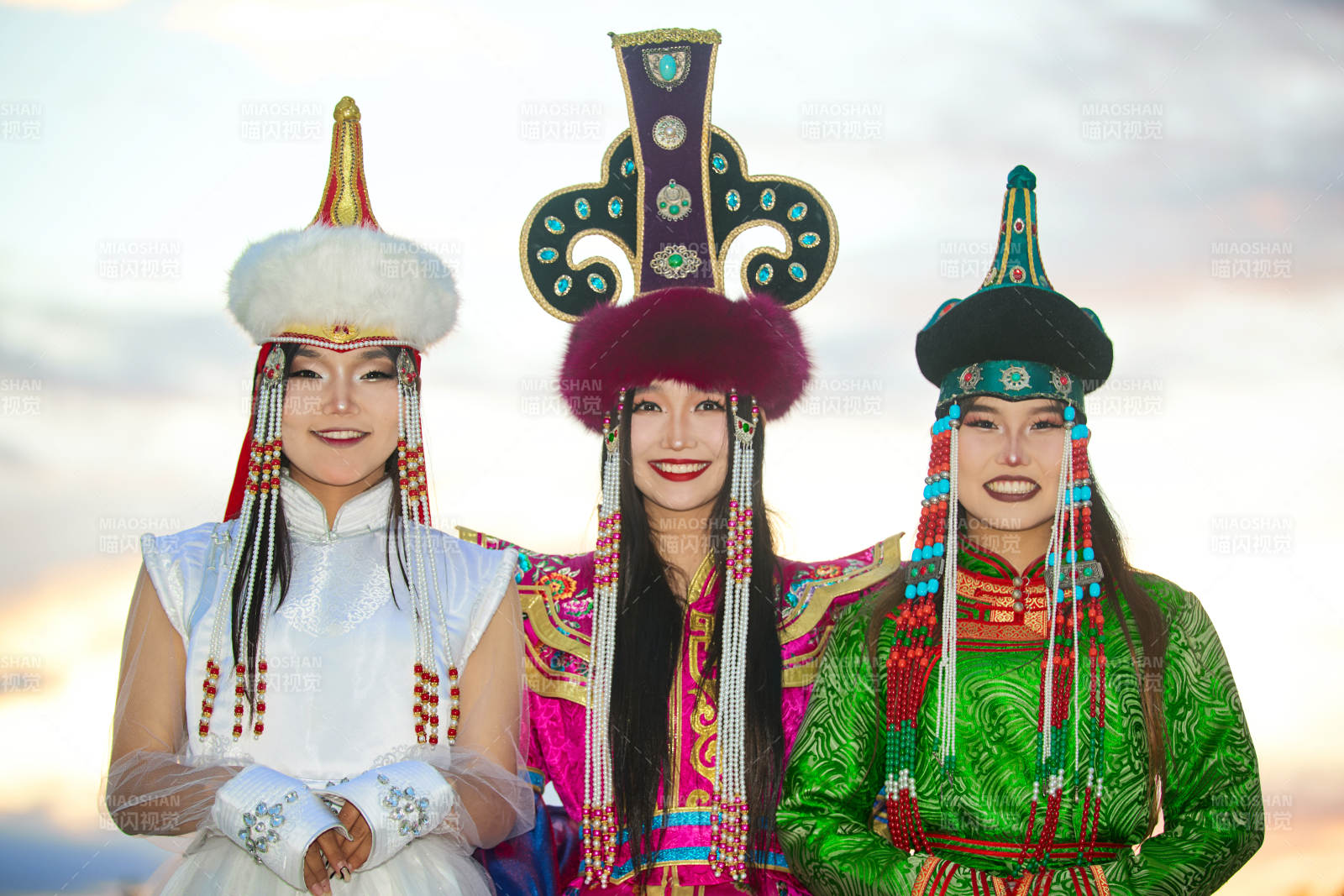 身穿蒙古族部落傳統服飾的三位蒙古族姑娘