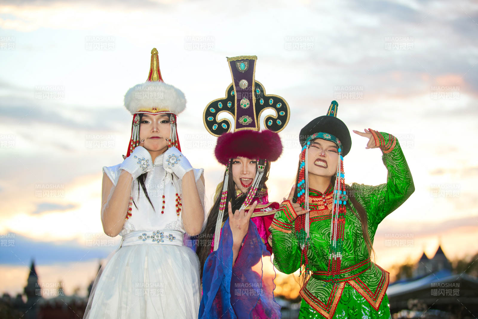 身穿蒙古族部落傳統服飾的三位蒙古族姑娘