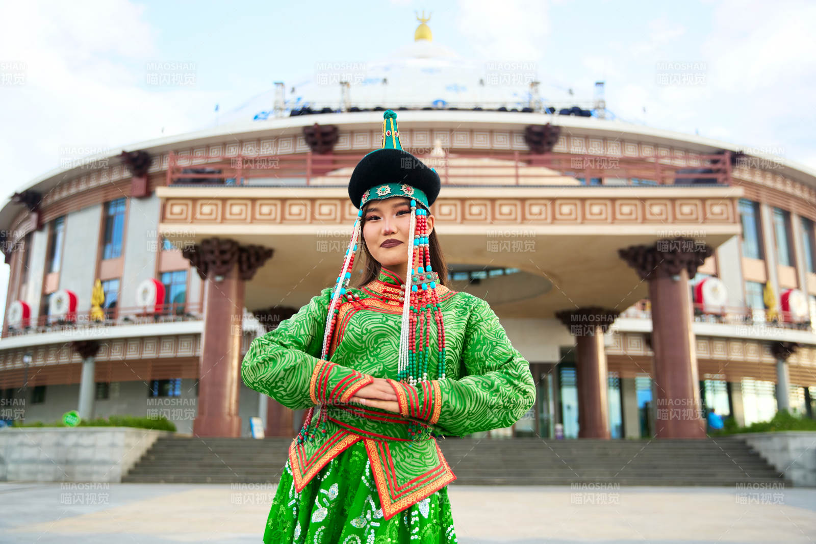 身穿蒙古族巴尔虎部落传统服饰的蒙族姑娘