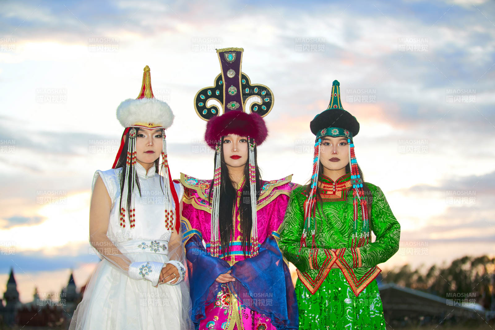 身穿蒙古族部落传统服饰的三位蒙古族姑娘图片